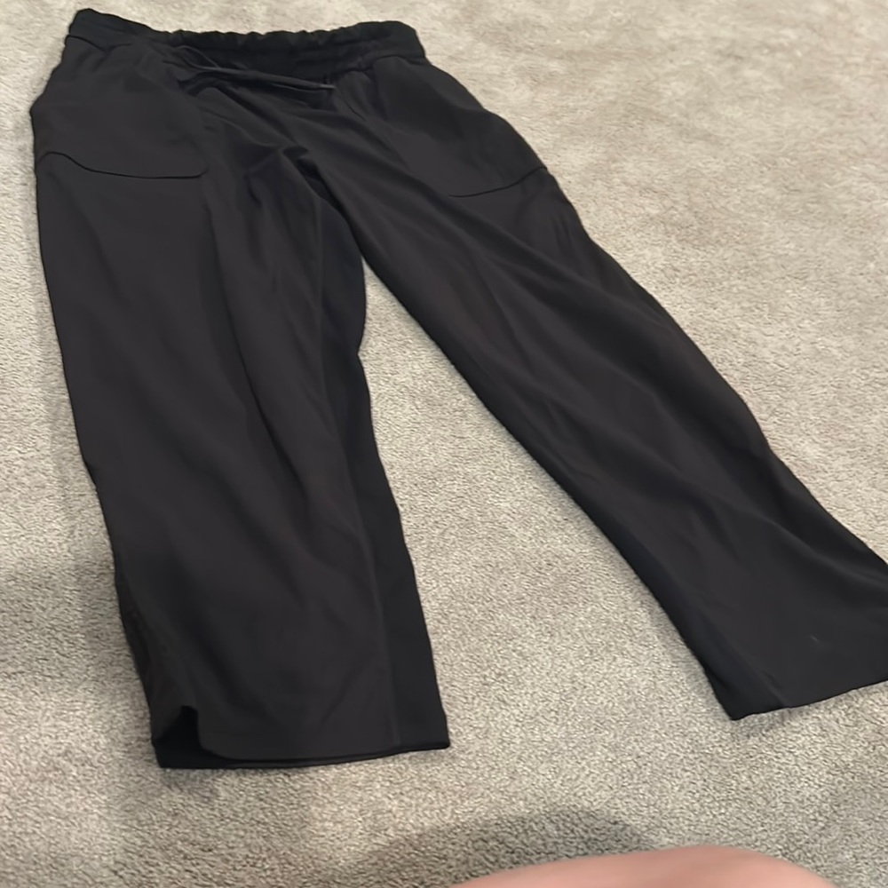 Lulu lemon size 10 cropped pants black with pockets